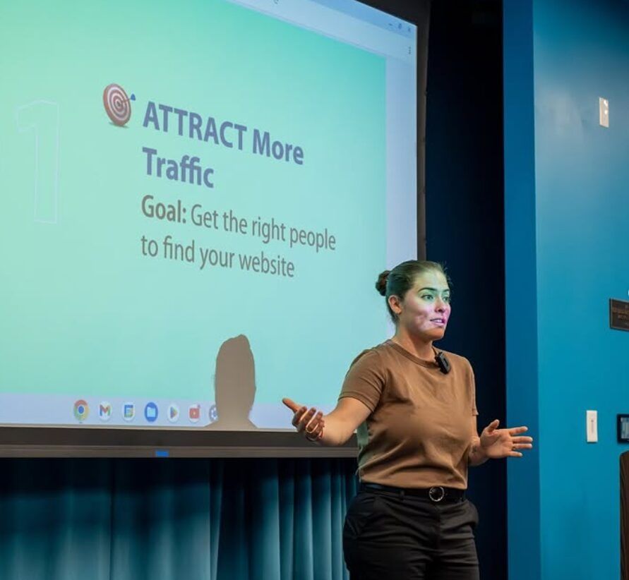 Yoe Rodríguez speaking during a business presentation